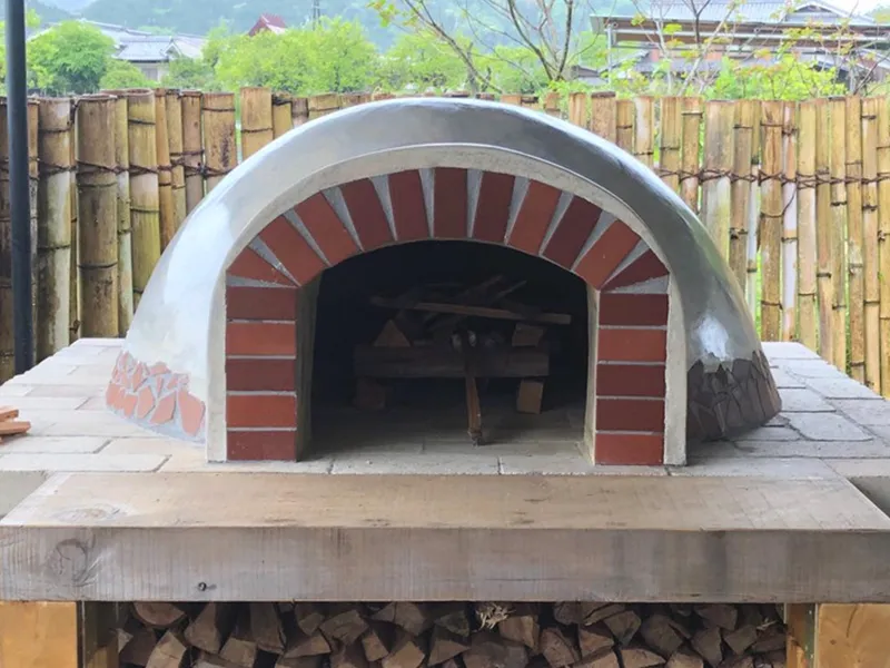薪のピザ窯