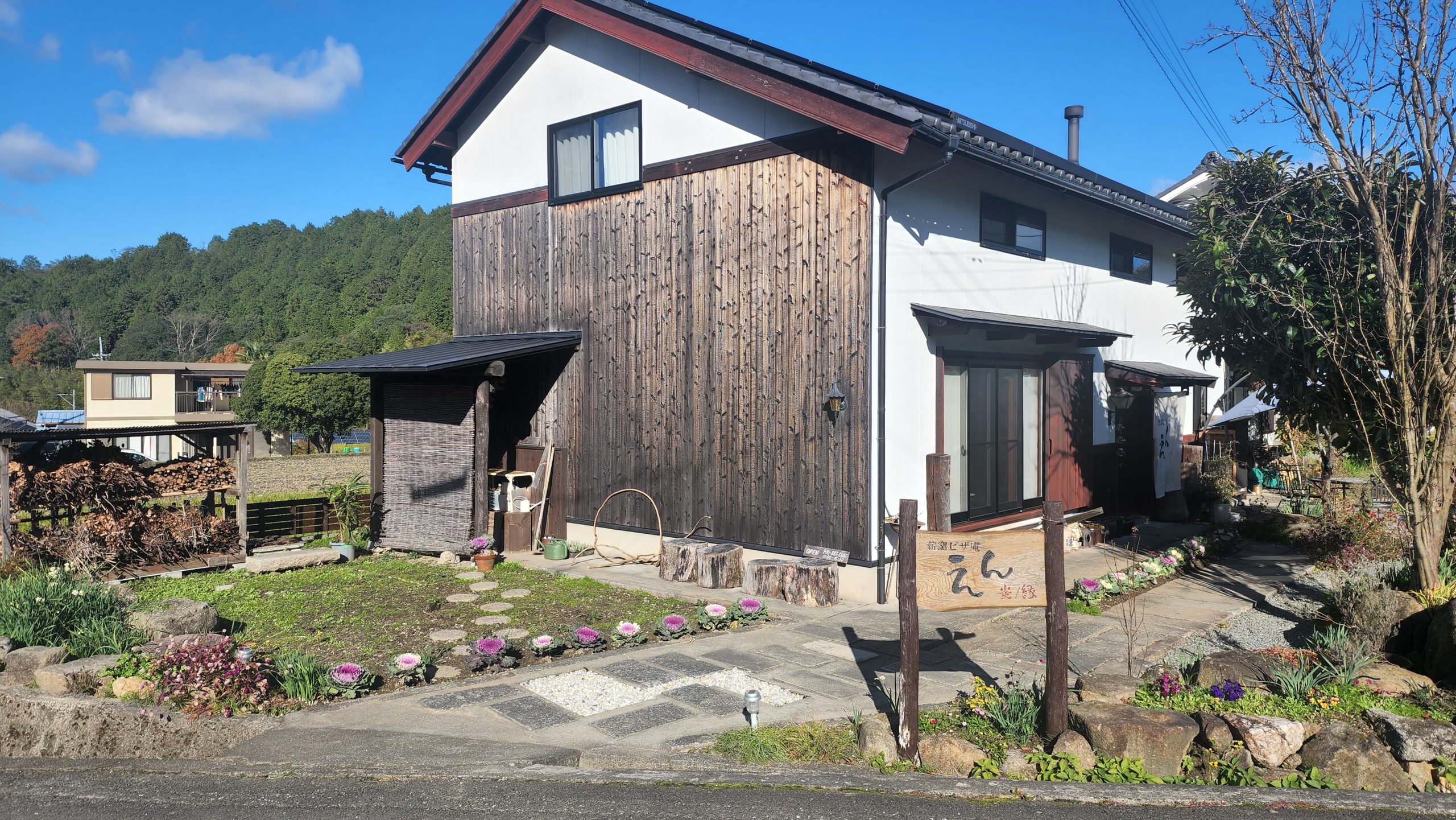 地元で採れた旬の野菜を食べてもらいたい！という店主の思いが詰まった薪窯で焼き上げる絶品ピザ