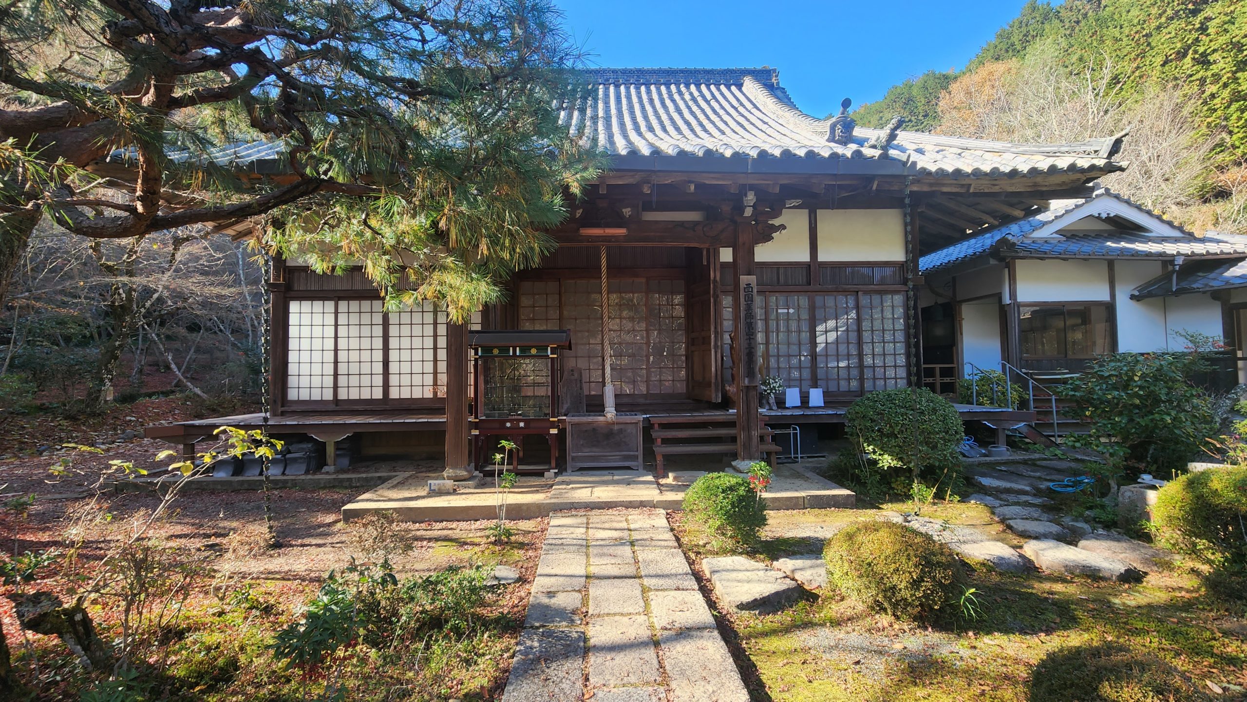 200本ものモミジが境内を彩る神蔵寺は桜と紅葉の穴場スポット